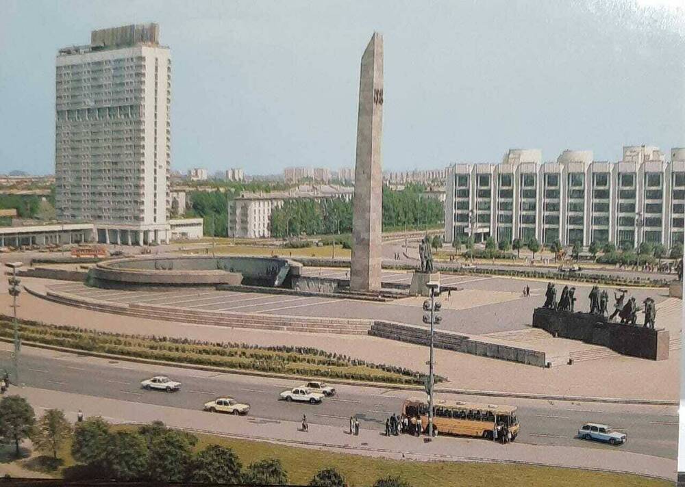 Фотооткрытка видовая Ленинград. Площадь Победы, монумент в честь героической обороны города.