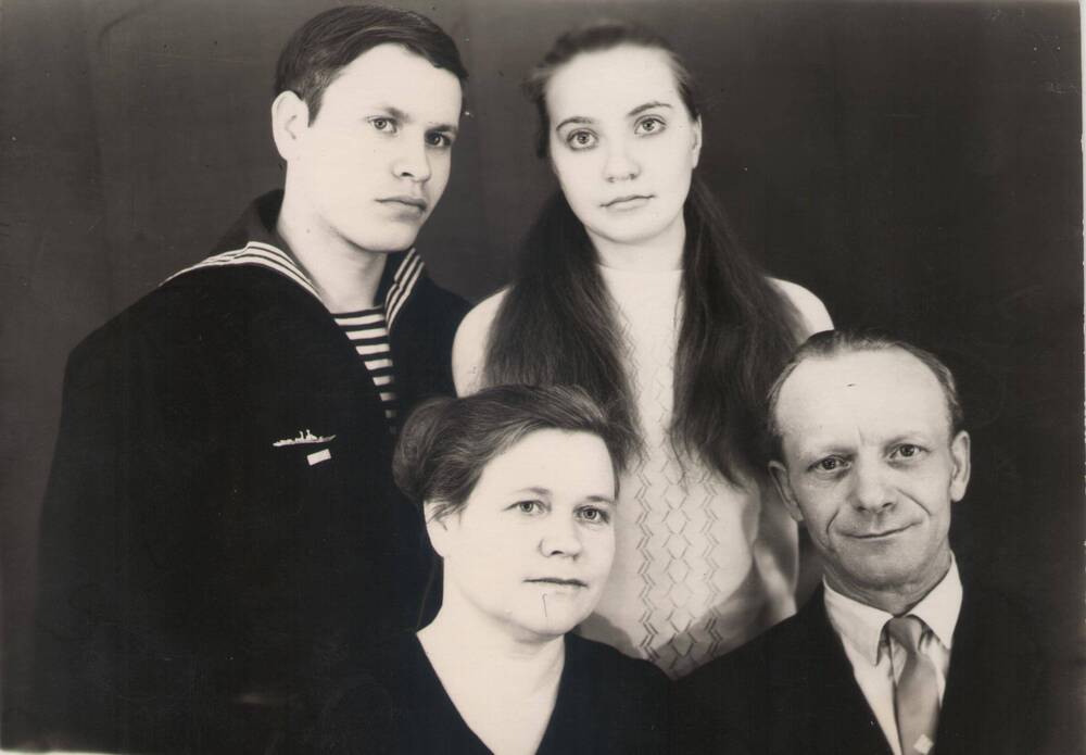Фотография. Сергей Белов с женой Ольгой и своими родителями. Поселок Н. Писцово.