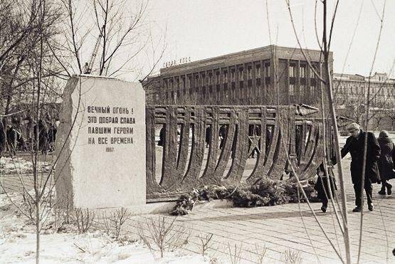 Негатив. Фрагмент мемориального комплекса Борцам, павшим за власть Советов.