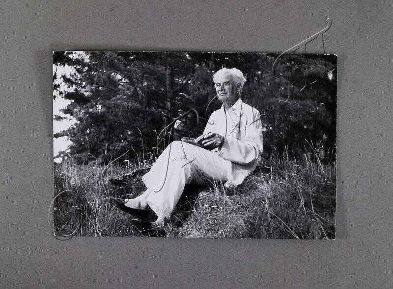 Фотография. Д.И. Кучин. Сидин на опушке леса с книгой на коленях