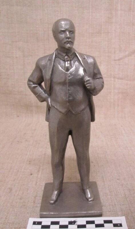 Скульптура В.И. Ленин.