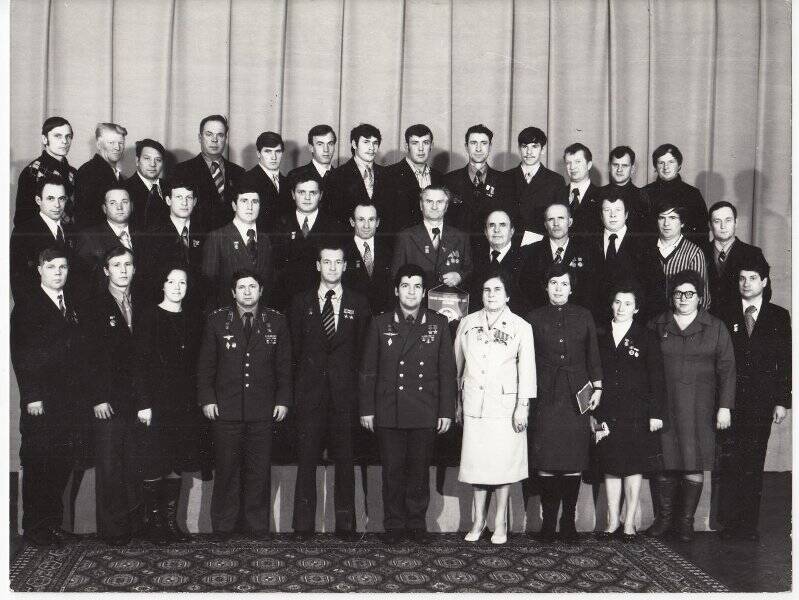 Фото групповое. Встреча коллективов, награждённых Звёздным вымпелом имени Ю. Гагарина, с космонавтами в Звёздном городке.