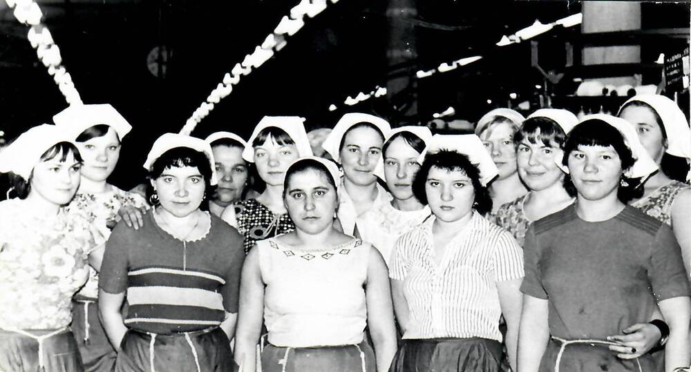 Фотография. Бригада молодых работниц в цехе Ивантеевской хлопкопрядильной фабрики имени С.Г. Лукина.