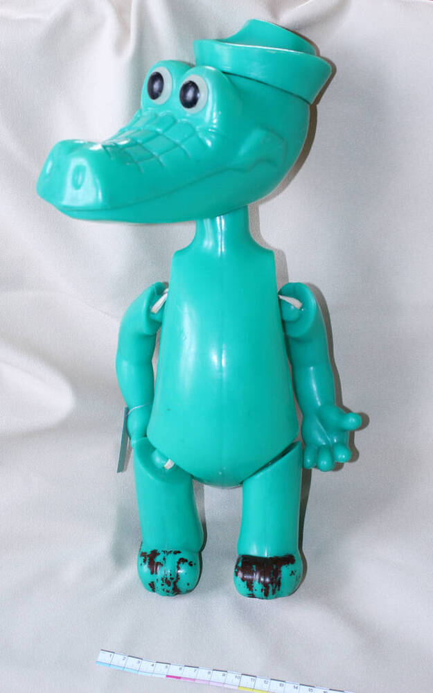 игрушка пластмассовая Крокодил Гена зелёного цвета