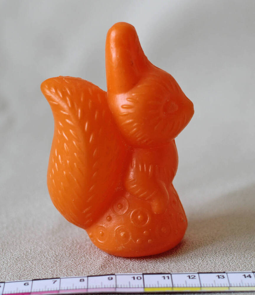 игрушка пластмассовая оранжевого цвета Белочка