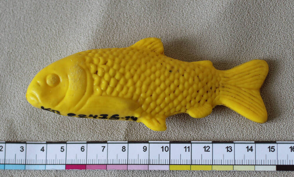 игрушка пластмассовая жёлтого цвета Рыбка
