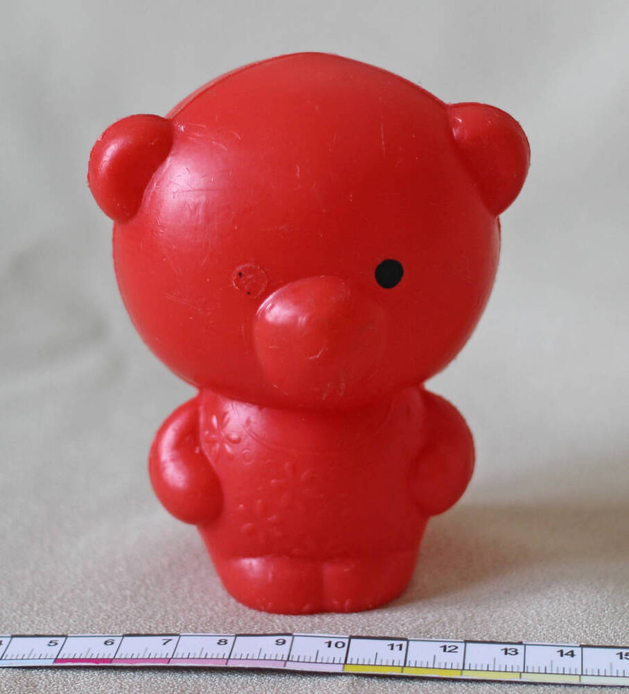 игрушка пластмассовая красного цвета Мишка 