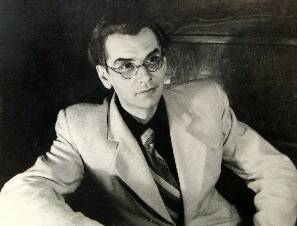 Фотография. Ю.В. Пресняков в образе молодого мужчины в очках