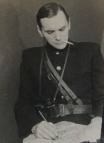 Фотография. Ю.В. Пресняков в образе мужчины во френче, с биноклем и картой