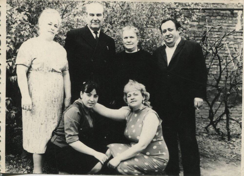 Фотография черно-белая. Н.В.Дворянов (2-й ряд 2-й  слева) на встрече с тулунчанами. 1978 г.