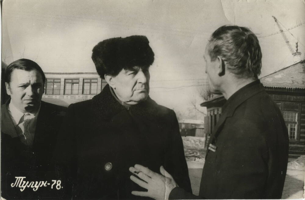 Фотография черно-белая. Н.В.Дворянов (в центре) и главный редактор газеты «Путь к коммунизму» Красников Г.Н.(справа).  1978 г.