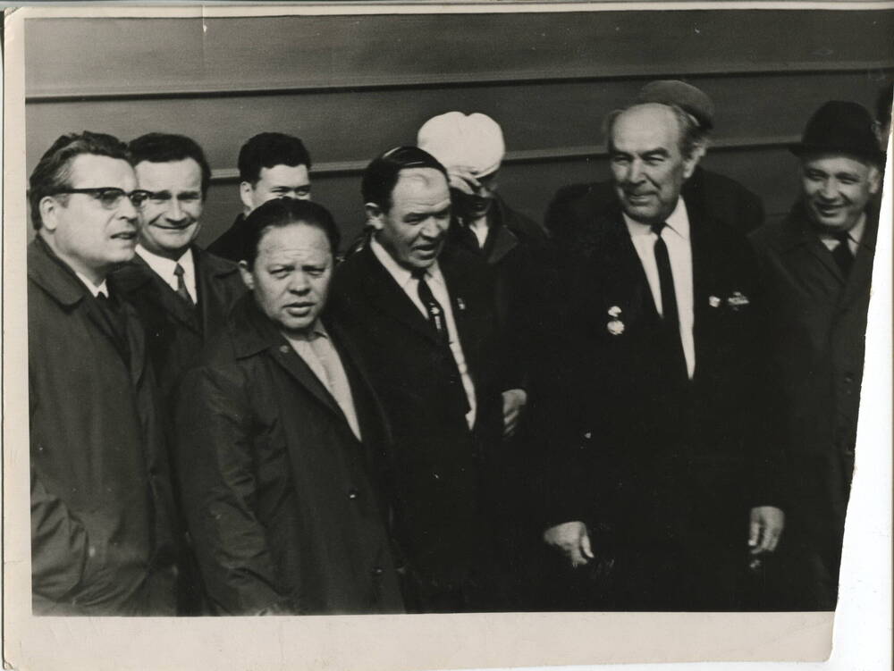 Фотография черно-белая. Встреча у агитпоезда с  Н.В.Дворяновым (2-й слева). 14 мая 1971 г.