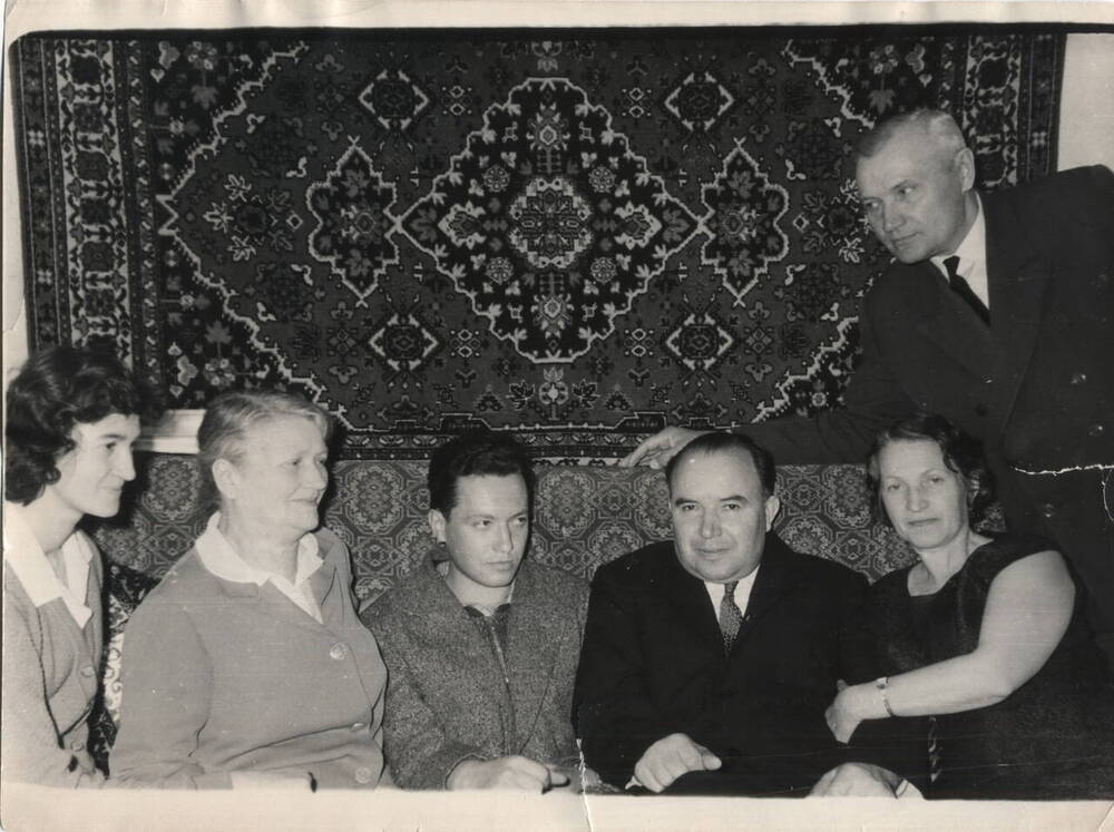 Фото групповое. М. С. Пенькова, будущая жена Н.М. Рогаля, с подругами-одногруппницами перед отъездом на Дальний Восток. Оригинал.