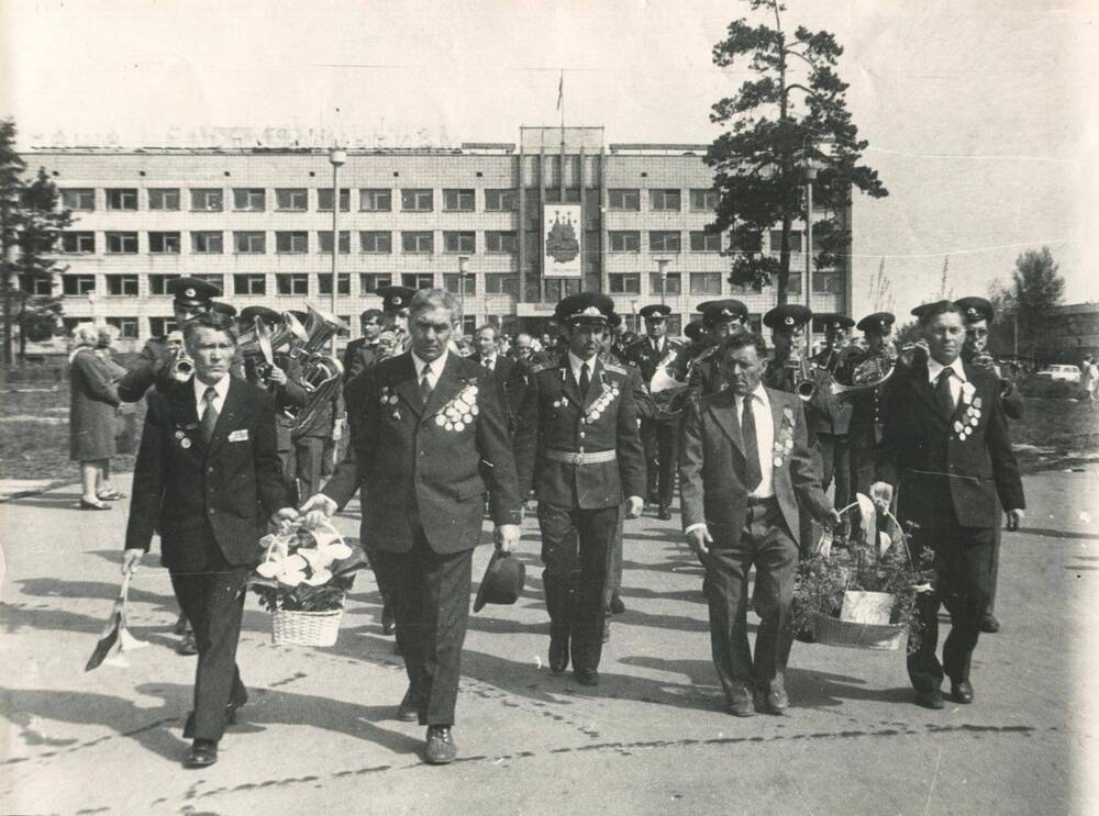 Фото ч/б.,групповое. Шествие ветеранов Великой Отечественной войны. г.Димитровград, 9 мая 1980 г.