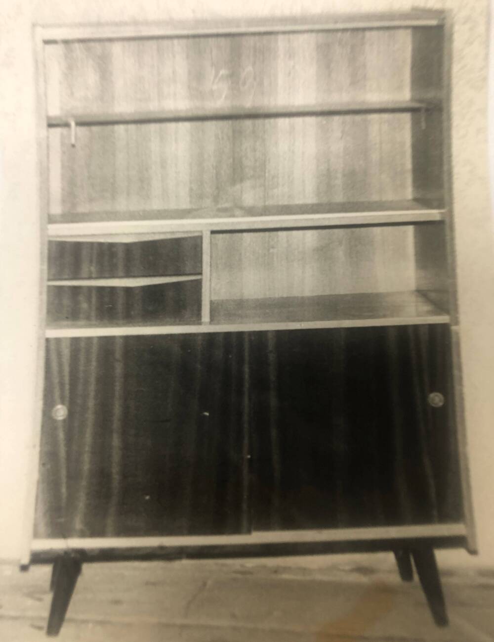 Фото ч/б. Буфет столовый из набора К-61-128. Производство Мелекесской мебельной фабрики. 1950-1960-е гг. ХХ в.