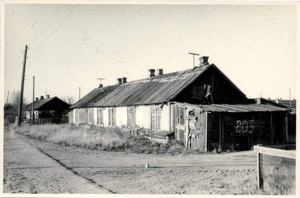 Фото чёрно-белое, видовое Дом постройки времён Печорлага, г. Печора, 1990 г.