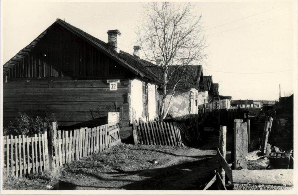 Фото чёрно-белое, видовое Дома по ул. Заводской, г. Печора, 1990 г.