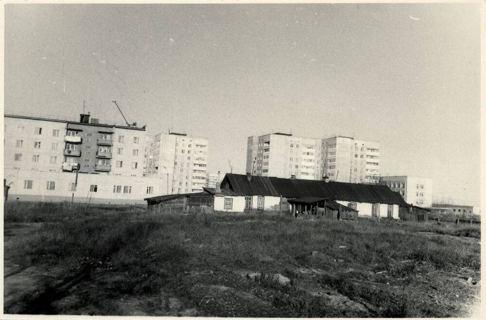 Фото чёрно-белое, видовое Один из домов по ул. Заводской, г. Печора, 1990 г.