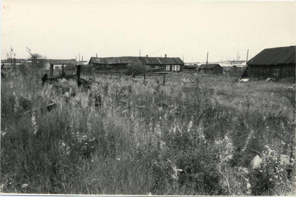 Фото чёрно-белое, видовое Остатки пересыльного лагеря, г. Печора, 1989 г.