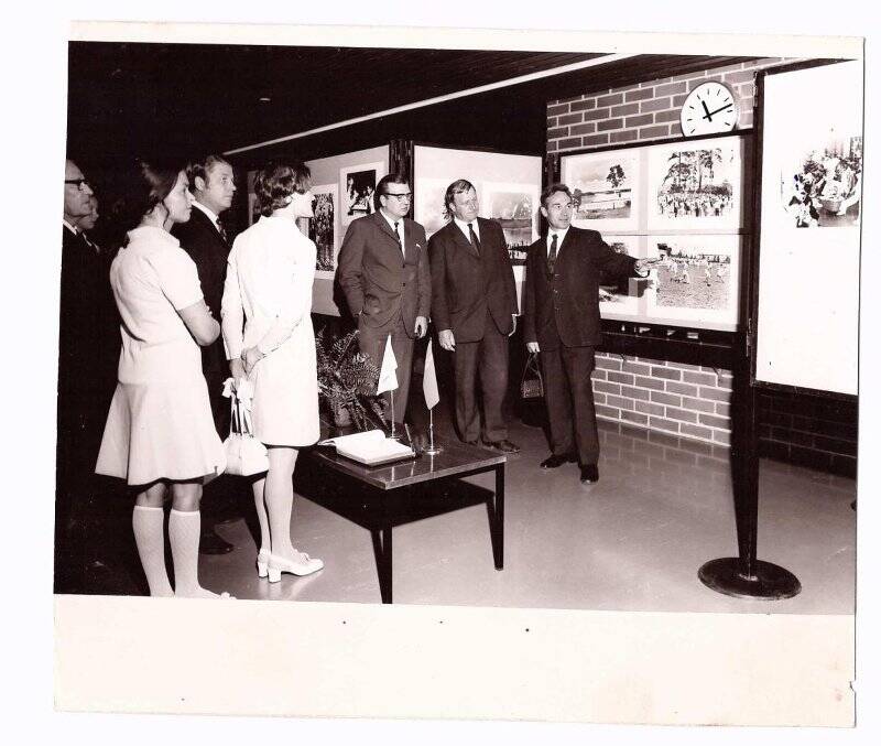 Фотография. Торжественное открытие фотовыставки в гражданской школе г. Сало 21 августа 1971 г.
