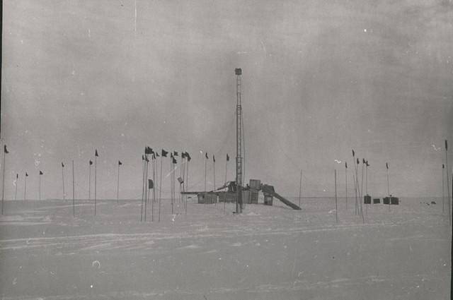 Фотография. Американская антарктическая станция Эйтс . все сооружения и здания под снегом.