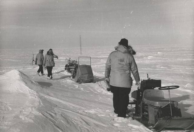 Фотография. Исследовательская партия перед поездкой на мотосанях. Американская антарктическая станция Бэрд .