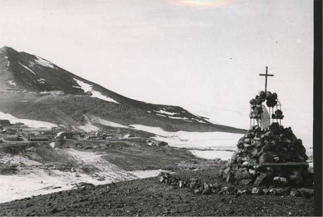 Фотография. На американской антарктической базе Мак-Мердо. Памятник погибшим в Антарктиде «Богиня снегов».