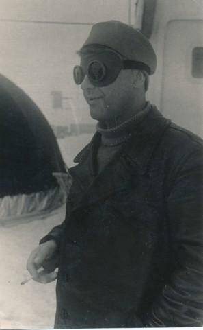 Фотография. Начальник дрейфующей станции СП-4  Е. И. Толстиков в специальных защитных очках.