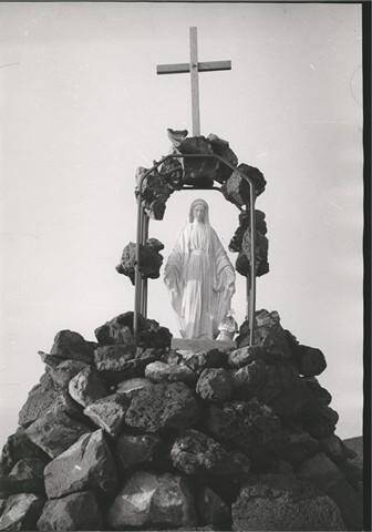 Фотография. Памятник погибшим в Антарктиде (»Богиня снегов»)  на американской научно-исследовательской базе Мак-Мердо.