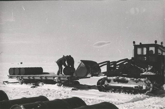 Фотография. Погрузка на сани бочек с горючим для транспортировки на аэродром. Американская антарктическая станция Эйтс.