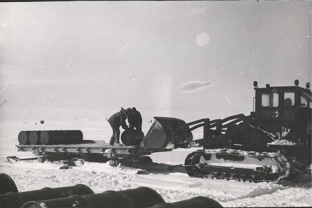 Фотография. Погрузка на сани бочек с горючим для транспортировки на аэродром. Американская антарктическая станция Эйтс.