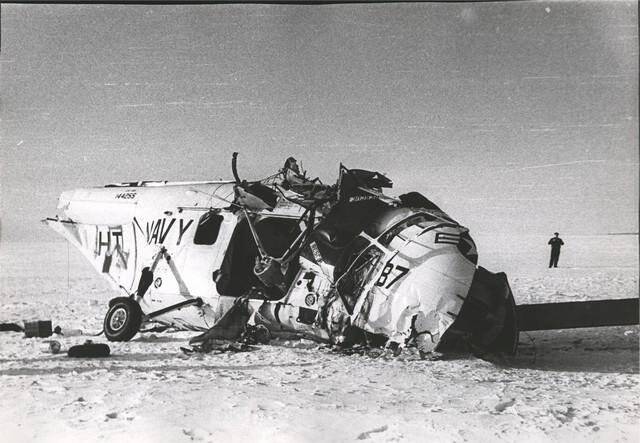 Фотография. Вертолет антарктической экспедиции США, потерпевший катастрофу вблизи американской антарктической базы Мак-Мердо.