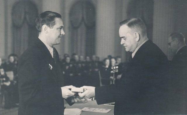 Фотография. Председвтель Президиума Верховного Совета СССР Н.М.Шверник вручает правительственную награду полярному исследователю Е. И. Толстикову.
