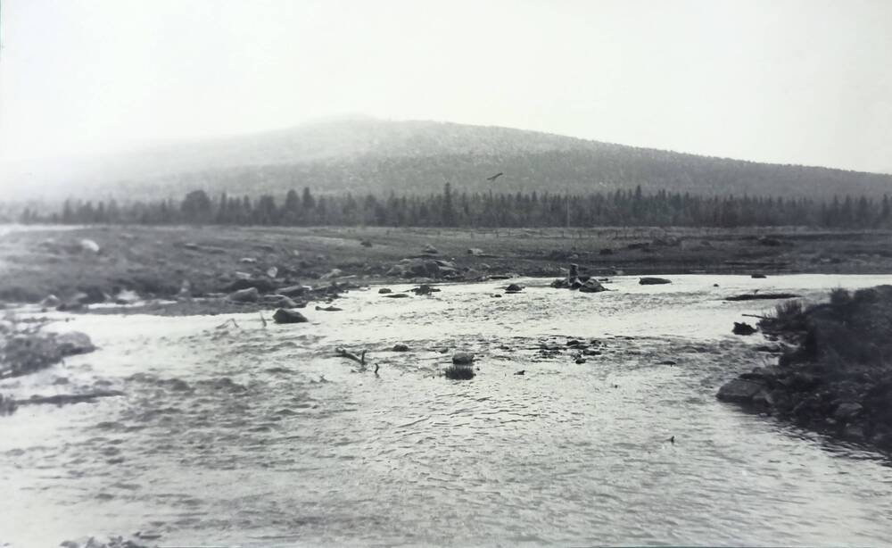 Фото ч/б. Вид на реку Актай и гору Синяя.