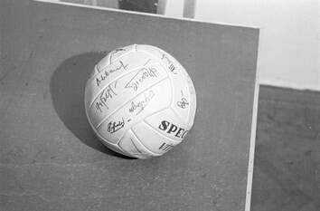 Волейбольный мяч с автографами.