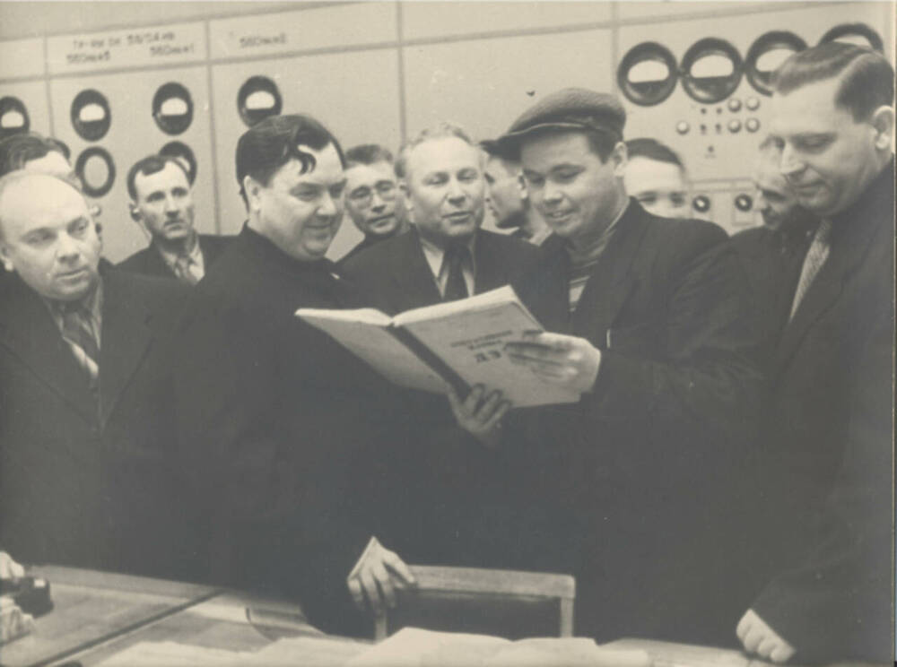 Фото: Г.М. Маленков беседует с дежурным инженером ТЭЦ ОХМК Л.Т. Каргополовым. Январь 1957 года