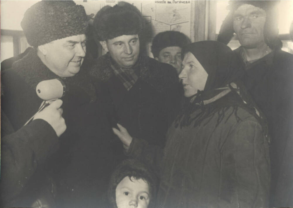 Фото: Г.М. Маленков беседует с дояркой колхоза имени Пугачева О.А. Радченко. Январь 1957 года