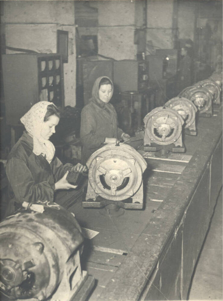 Фото: Конвейер проверки готовой продукции на заводе Уралэлектромотор в г. Медногорске Оренбургской области. Октябрь 1956 года