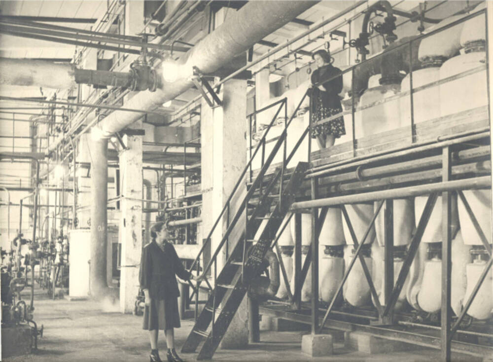 Фото: Трубчатая ректификационная колонна на Орском заводе Синтезспирт. Октябрь 1956 года