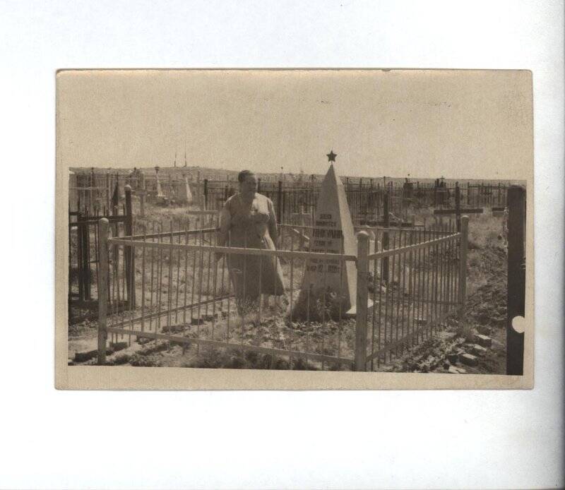 Фотография. Никулина Елена Семеновна на могиле супруга, Никулина Георгия Пантелеевича.