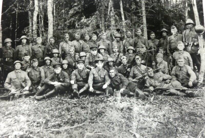 Фотография. Изображены солдаты, военные.