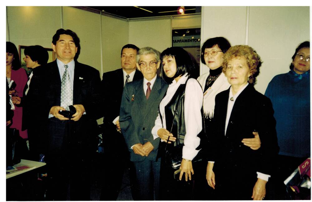 Фото цветное. Ахияр Хакимов с супругой на выставке прессы. Москва. 2001г.