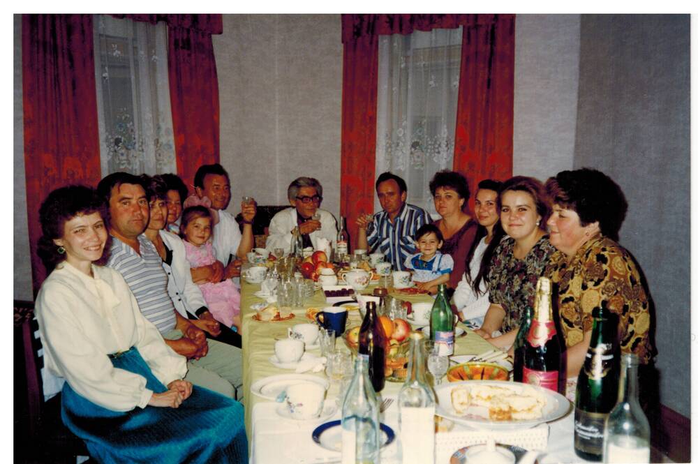 Цветное фото. А.Хакимов среди родственников.