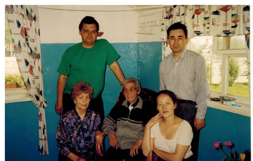Цветное фото. А.Хакимов со своими бывшими студентами. 27 июня 2003г.