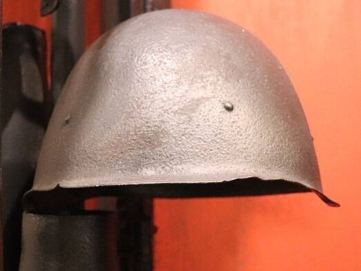 Каска советского воина, найденная на поле битвы.