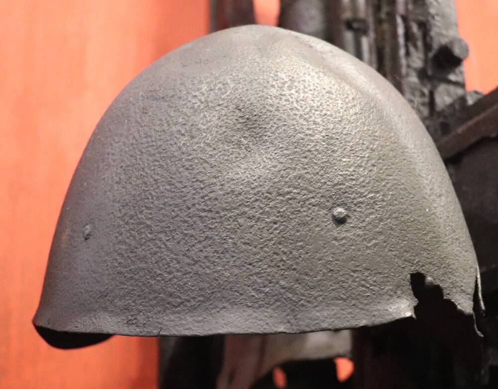 Каска советского воина, найденная на поле битвы.