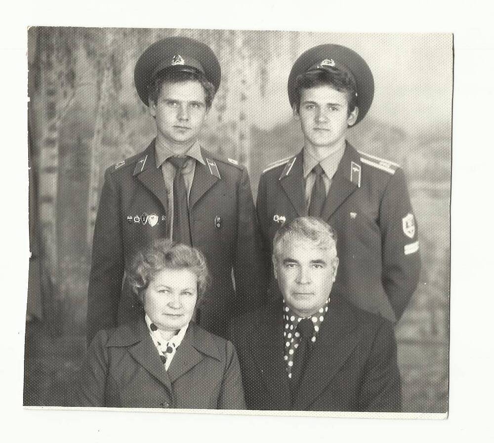 Фотография. Выпускник 1940-1941 гг. Утоплов И.М. со своей семьей.