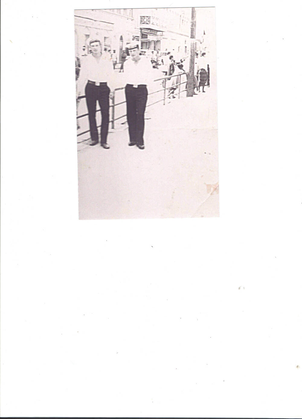 Фотография - копия
групповая,  двое  моряков  срочной  службы   на  улице  города.