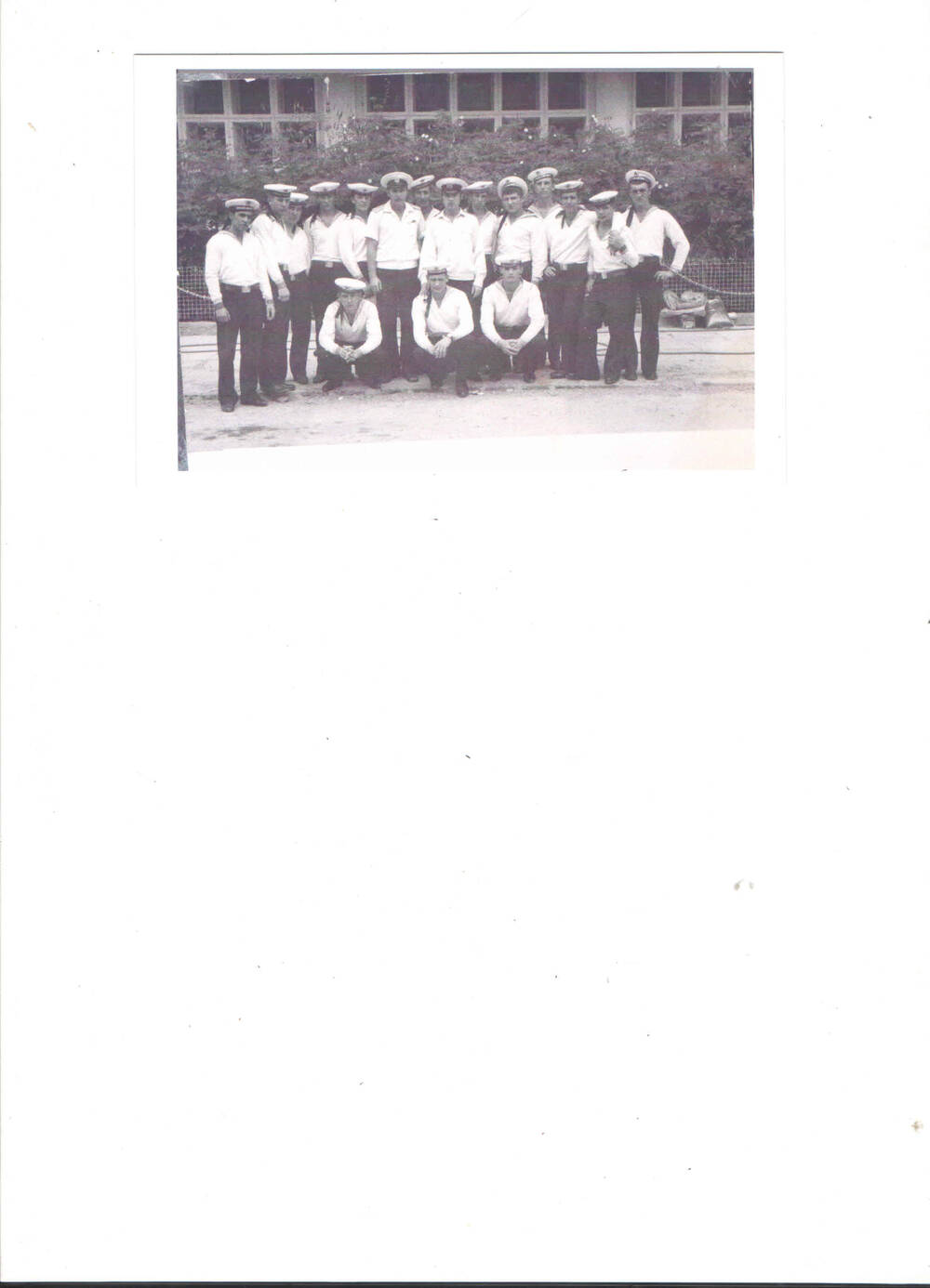 Фотография - копия
групповая,  моряков  срочной  военной  службы  в  парадной  одежде