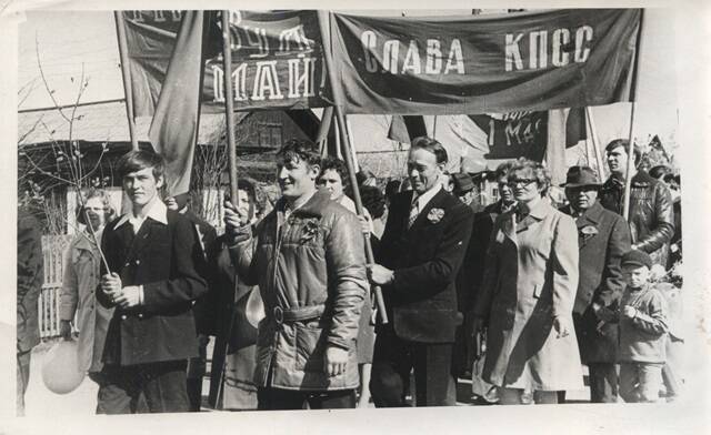 Фото ч/б.  Праздничная демонстрация  1мая 1977г.